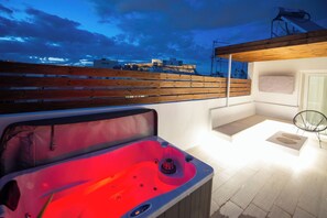 Terrace/patio - Athens - Acropolis Top Floor Mini Studio  - Cityscape View & Hot tub (Athina)