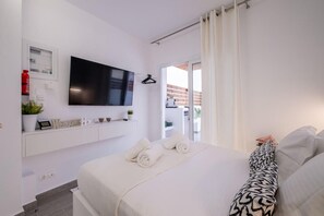 1 bedroom, Internet, bed sheets - Athens - Acropolis Top Floor Mini Studio  - Cityscape View & Hot tub (Athina)