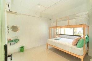 Chambre Quadruple, non-fumeurs, vue jardin | Wi-Fi gratuit, accès pour personnes à mobilité réduite