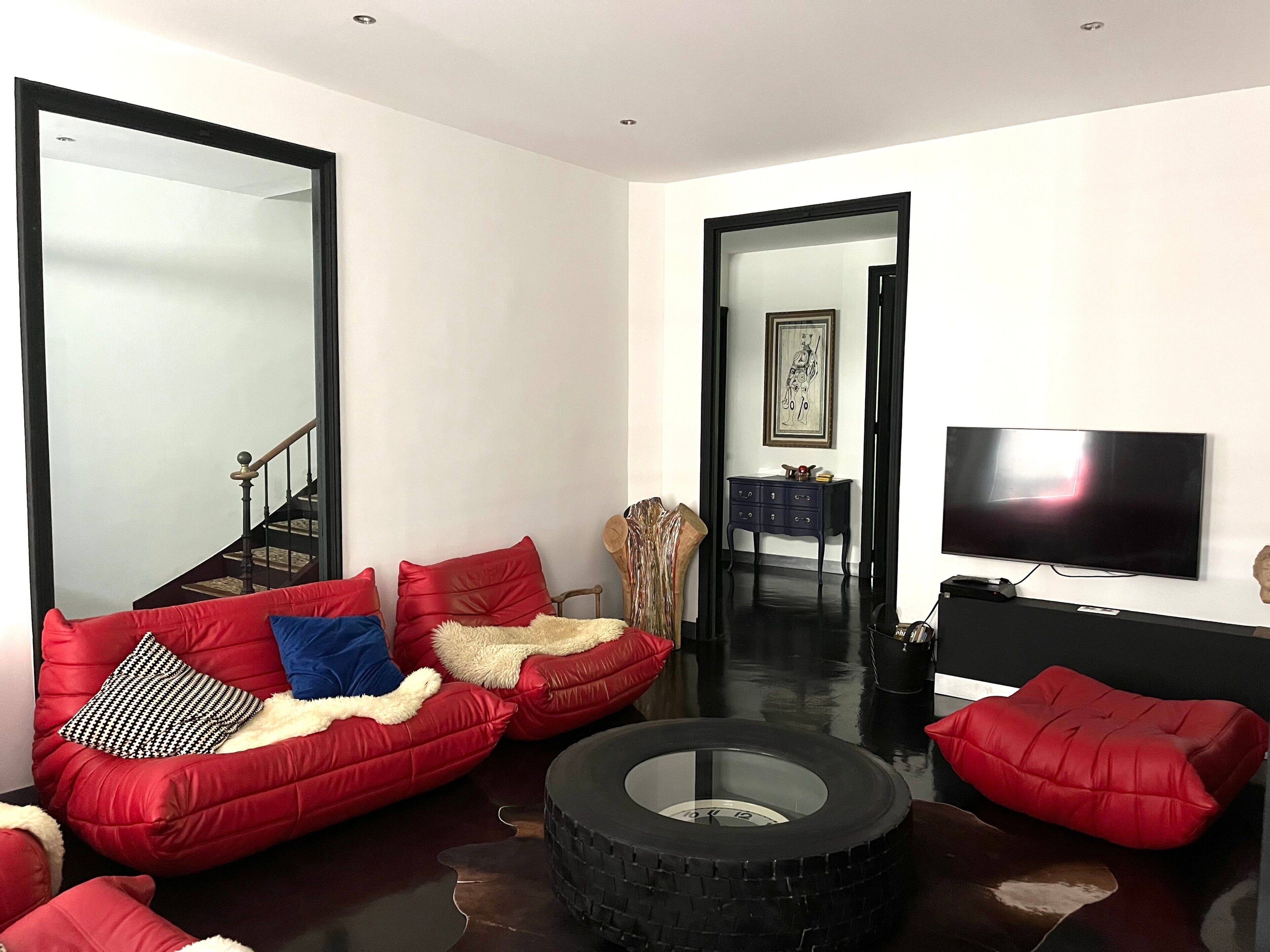TV, fireplace