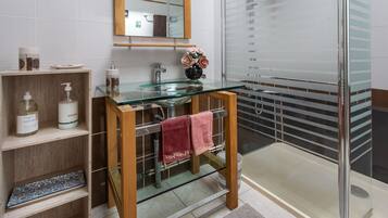 Dusche, Haartrockner, HandtĂŒcher