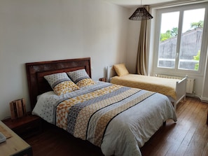 5 habitaciones, tabla de planchar con plancha y ropa de cama 