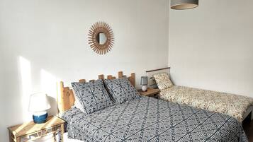 Iron/ironing board, bed sheets