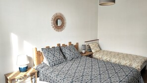 Iron/ironing board, bed sheets - Guesthouse "Demeure Olea" (Chérac)