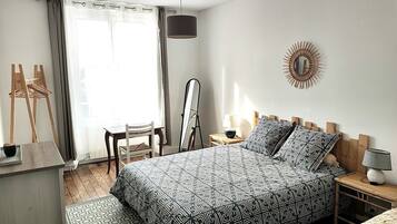 Iron/ironing board, bed sheets