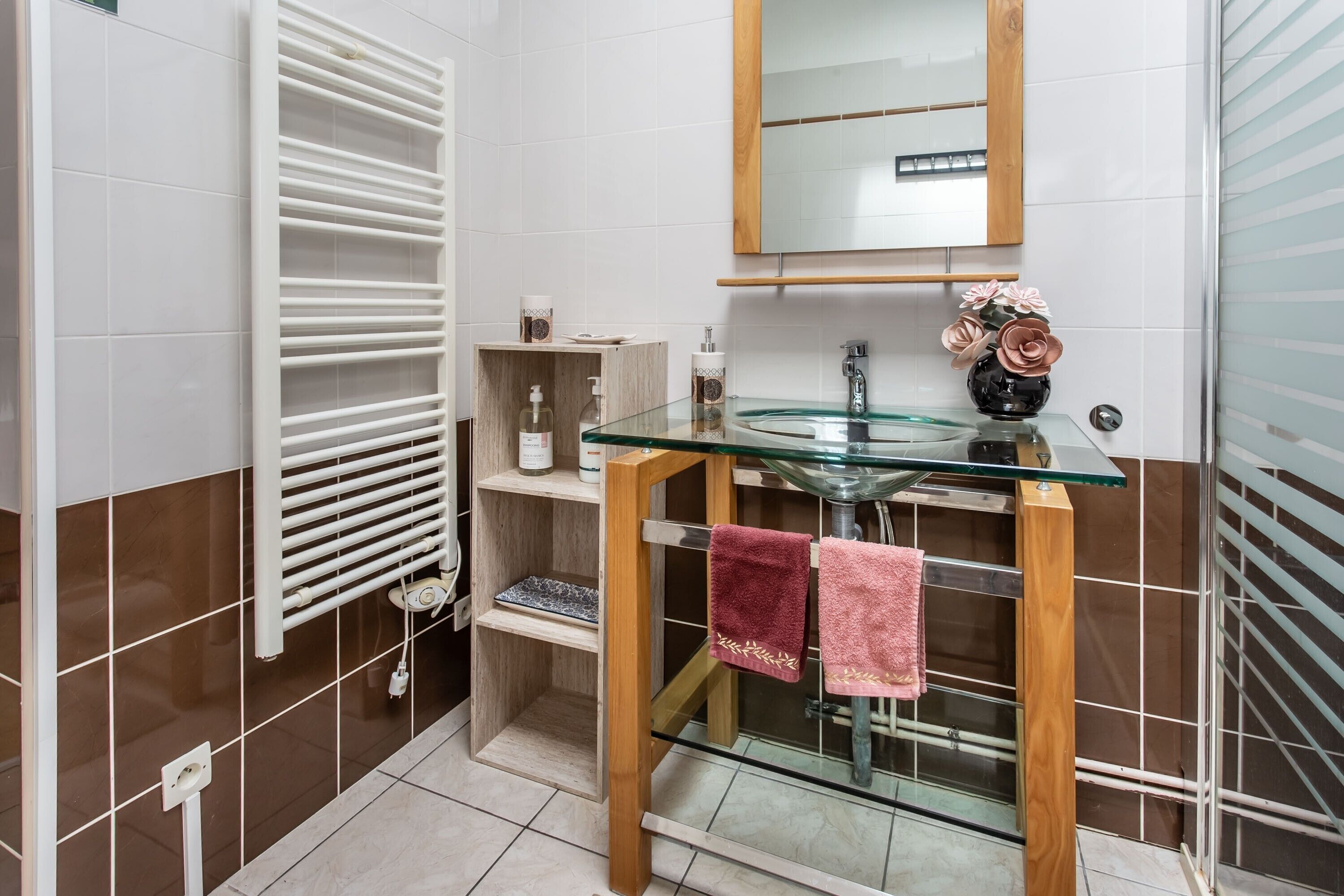 Chuveiro, secador de cabelo, toalhas de banho 