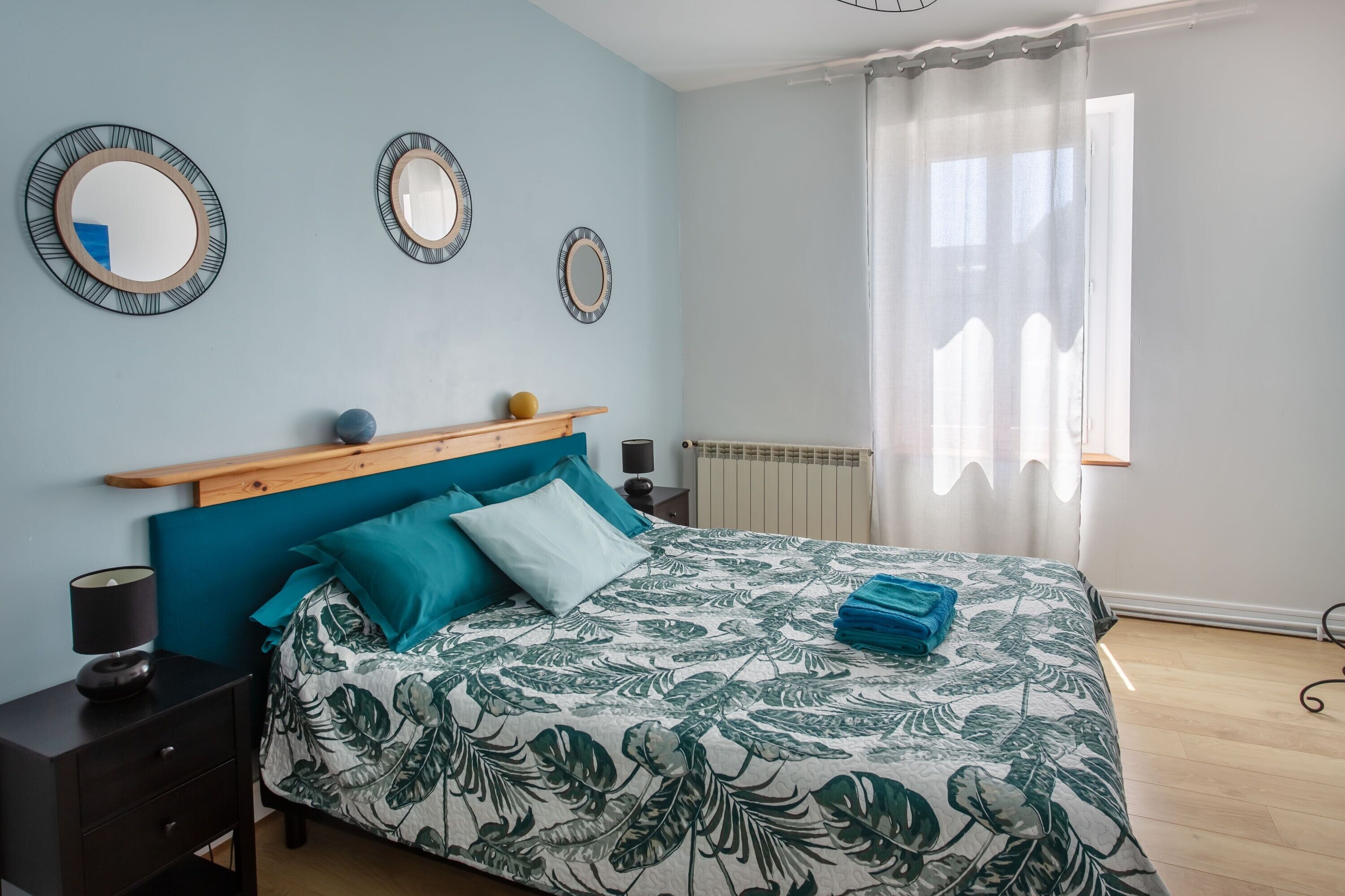 5 bedrooms, iron/ironing board, bed sheets