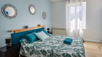 5 quartos, ferros/tábuas de passar roupa, roupa de cama