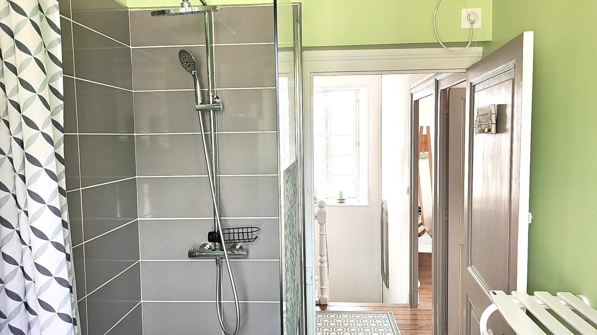 Douche, sèche-cheveux, serviettes fournies