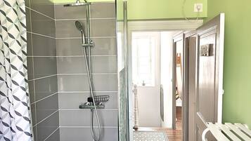 Douche, sèche-cheveux, serviettes fournies