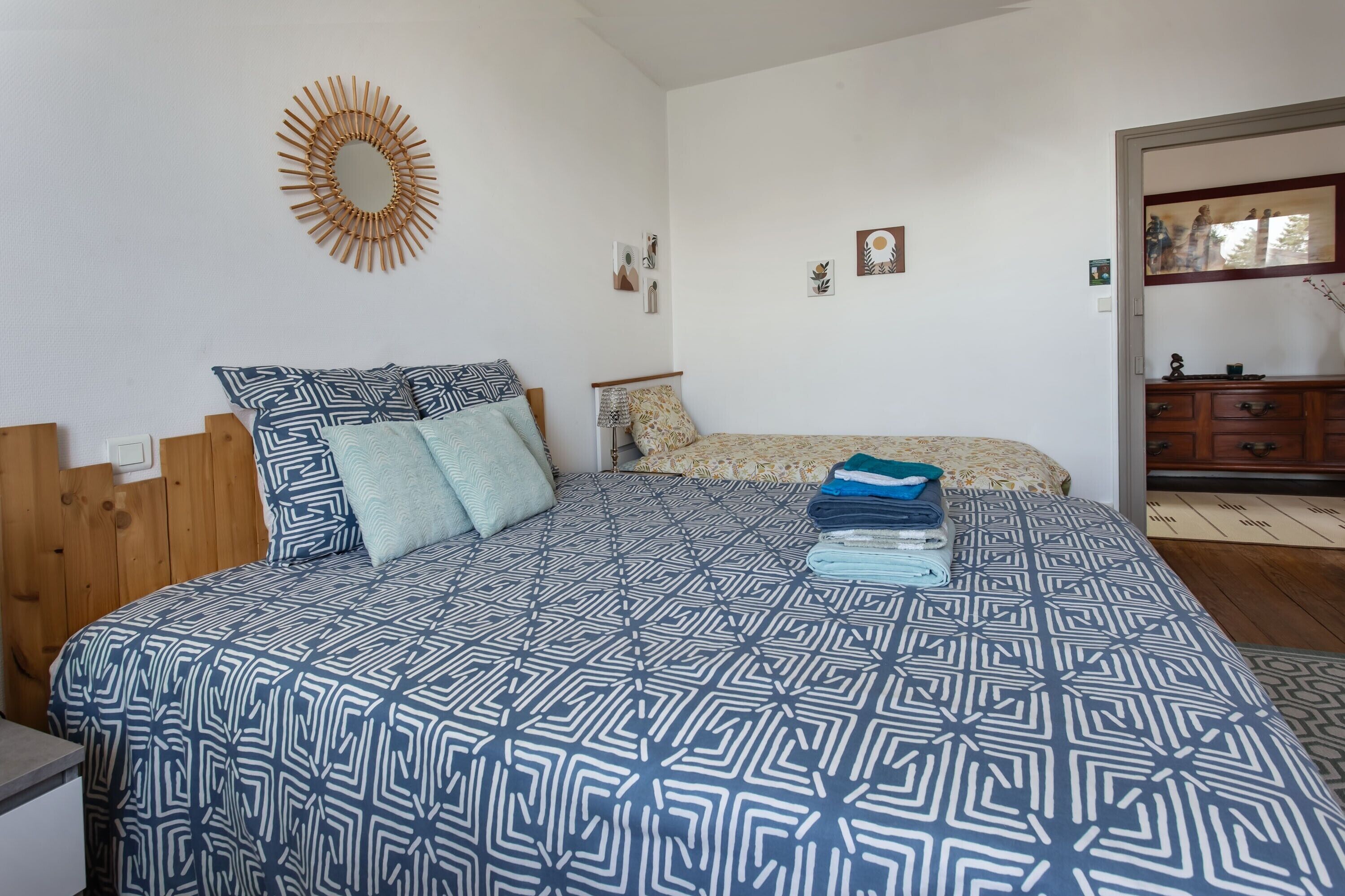 5 bedrooms, iron/ironing board, bed sheets