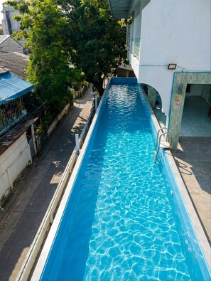 Una piscina al aire libre