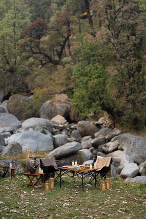 Outdoor dining - Saraaya Glamps  (Drini Khas)