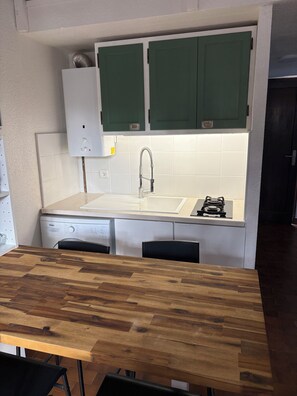 Coffee/tea maker, fridge, microwave, oven - Apparently with swimming pool in secure tree-lined residence (Agde)
