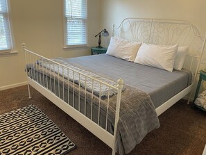 3 habitaciones, tabla de planchar con plancha, wifi y ropa de cama 