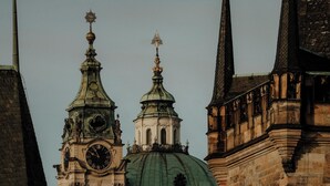 Historiallinen rakennus, jossa on kellotorni ja vihreä kupolikatto.