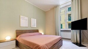 Room - Apartment 'My Home Savona' with Wi-Fi (Savona)