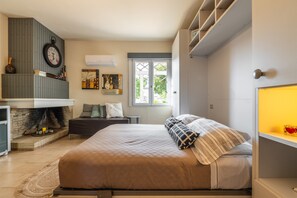 Tabla de planchar con plancha, wifi y ropa de cama 