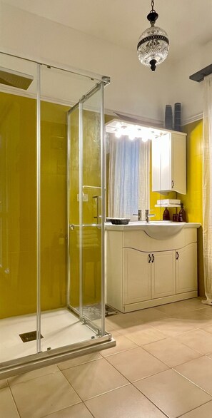 Dusche, Haartrockner, Handtücher