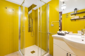 Shower, hair dryer, towels