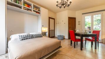 Iron/ironing board, WiFi, bed sheets