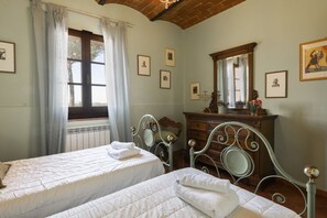 A bedroom with two beds, a dresser, and a mirror. - Villa Quintino by MMega (San Miniato)
