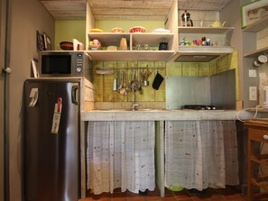 Fridge, microwave - Eco-friendly cottage with parking and retro charm in Normandy (Bretteville-sur-Ay)