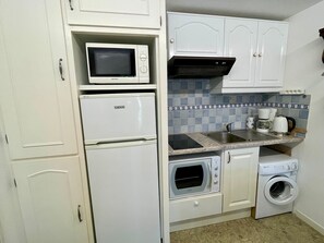 Refrigerador, microondas, horno y parrilla de estufa 