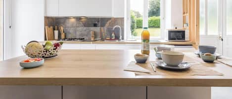 Fridge, microwave, dishwasher, coffee/tea maker