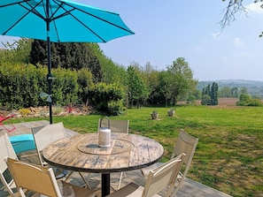 Outdoor dining - Charming house with garden, perfect for families (Saint-Hilaire-du-Harcouët)