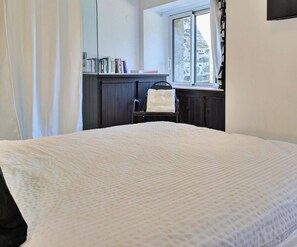 1 bedroom, free WiFi, bed sheets - Peaceful lodging with river view - 4 guests (Fromentières)