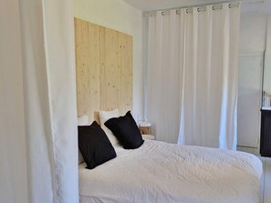 1 bedroom, free WiFi, bed sheets - Peaceful lodging with river view - 4 guests (Fromentières)