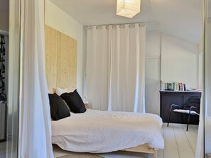 1 bedroom, free WiFi, bed sheets - Peaceful lodging with river view - 4 guests (Fromentières)