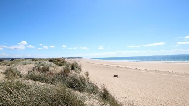 A beach with sand dunes and a clear sky. - Beautiful stone house, private garden in the heart of Cotentin (Bricquebec-en-Cotentin)