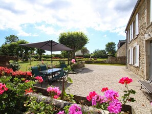 Outdoor dining - Beautiful stone house, private garden in the heart of Cotentin (Bricquebec-en-Cotentin)