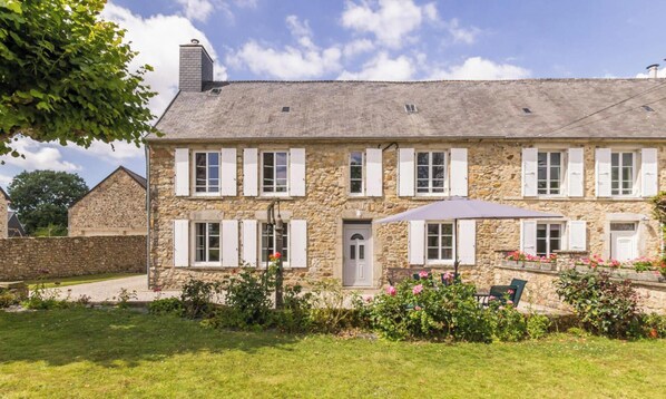 Exterior - Beautiful stone house, private garden in the heart of Cotentin (Bricquebec-en-Cotentin)