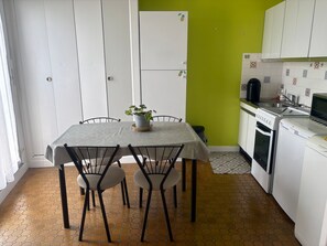 Dining - Chic city center studio, parking - 2 guests (Sablé-sur-Sarthe)