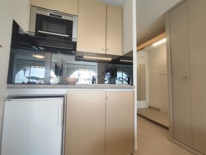 Fridge, microwave, dishwasher - Studio with AC, pool view - 2 guests (Cap d'Agde)