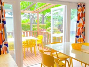 Ein Zimmer mit Blick auf Grünflächen und einer Holzterrasse.