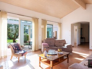 Ein geräumiger Wohnbereich mit Sofa, Sessel und Couchtisch.