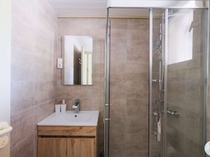 A modern bathroom with a glass-enclosed shower, a wooden vanity, and a large mirror. - Duplex near the lake - 6 guests (Biscarrosse)