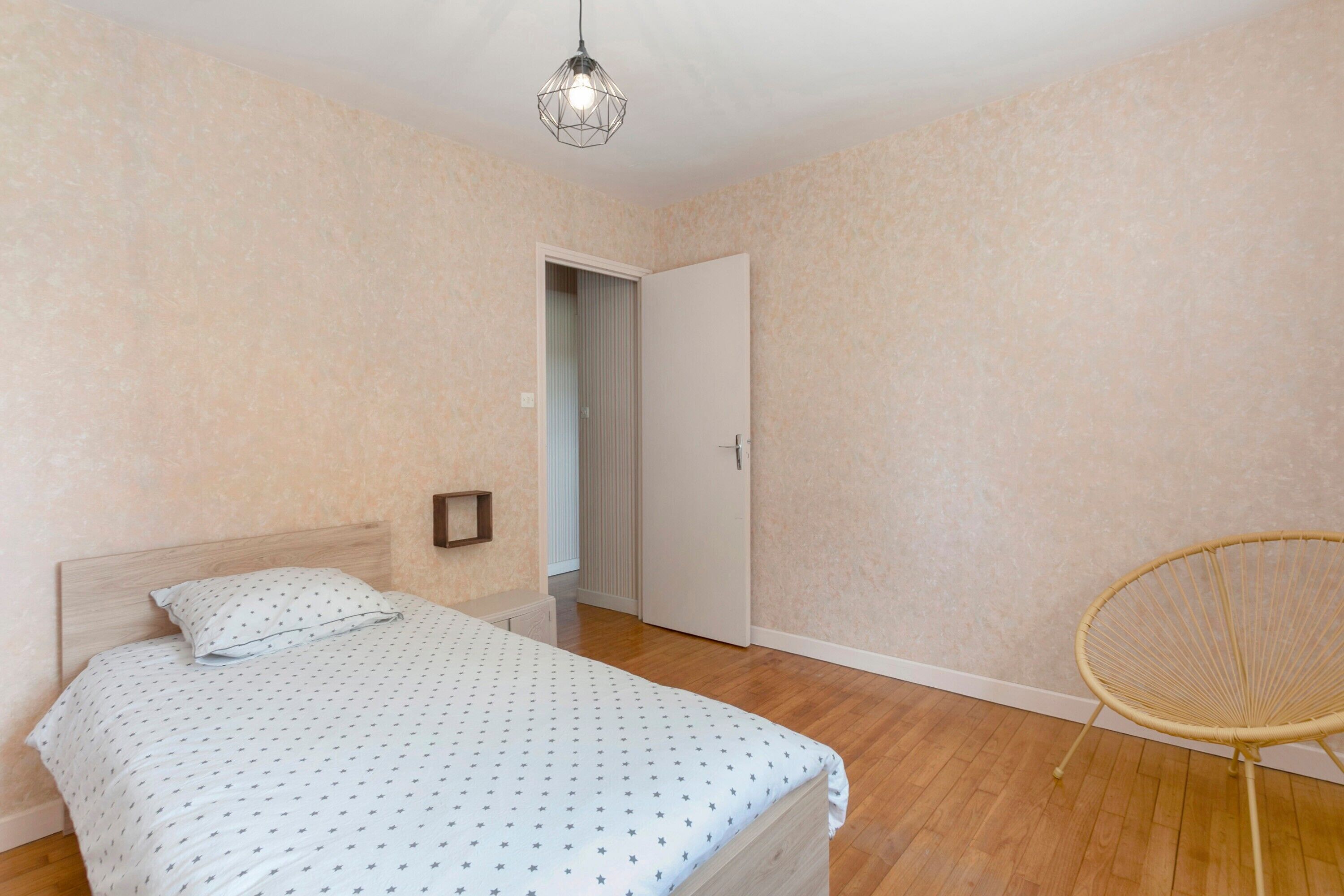 Iron/ironing board, bed sheets