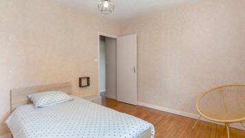 Iron/ironing board, bed sheets