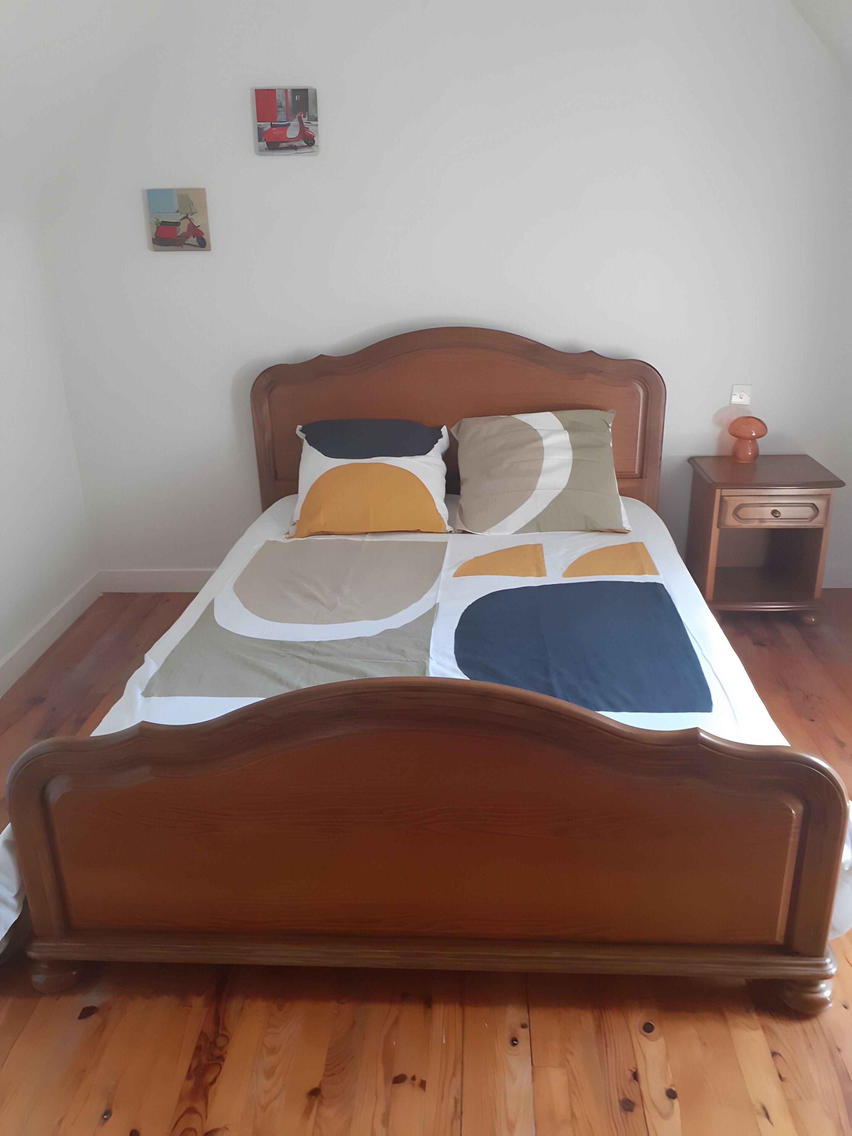 Iron/ironing board, bed sheets