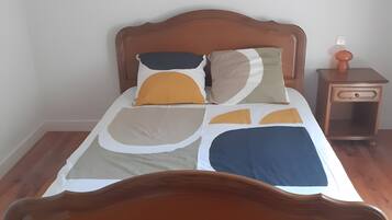 Iron/ironing board, bed sheets