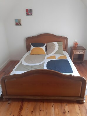Iron/ironing board, bed sheets