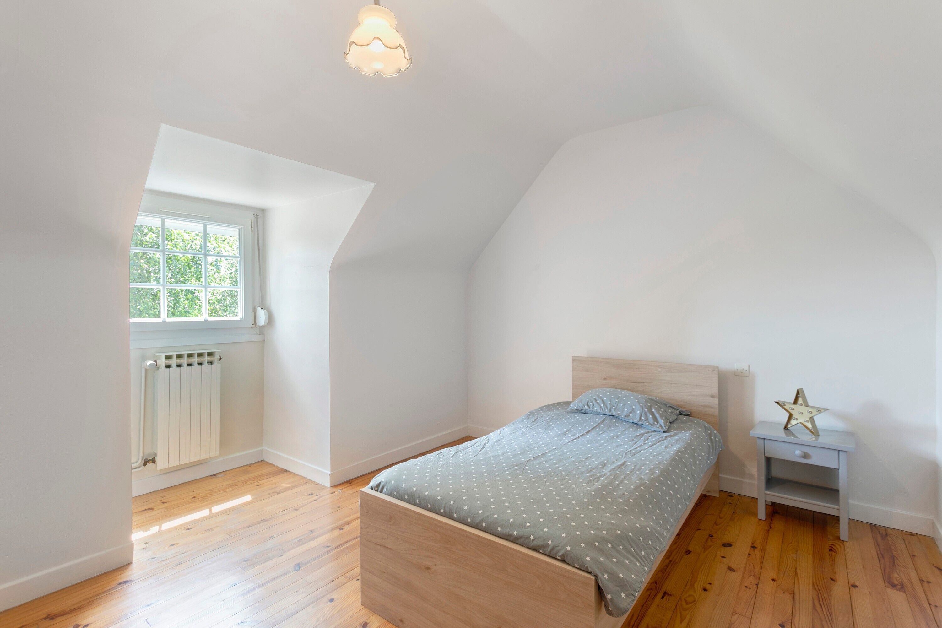 Iron/ironing board, bed sheets