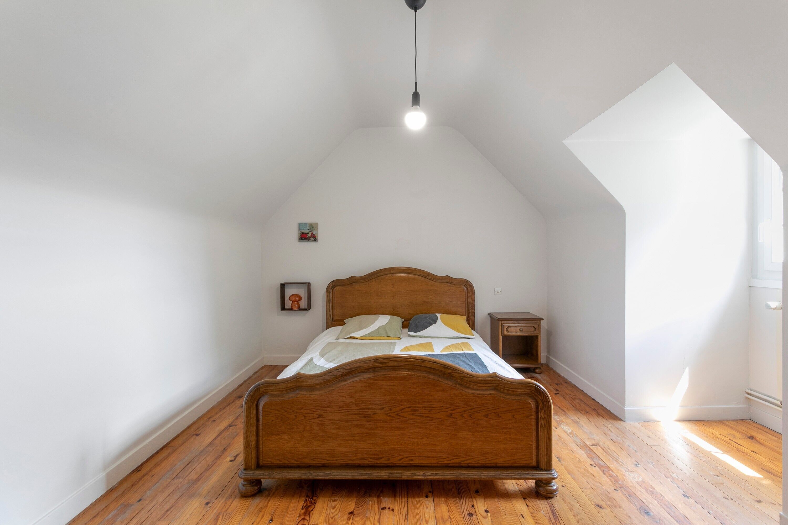 Iron/ironing board, bed sheets