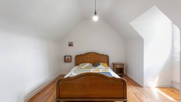 Iron/ironing board, bed sheets