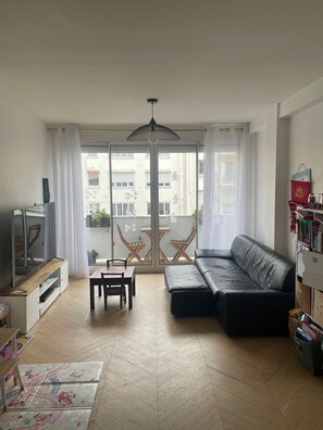 TV, DVD player, books - Apartment PARIS 1 MINUTE WALKING TO TOUR EIFFEL (Paris)